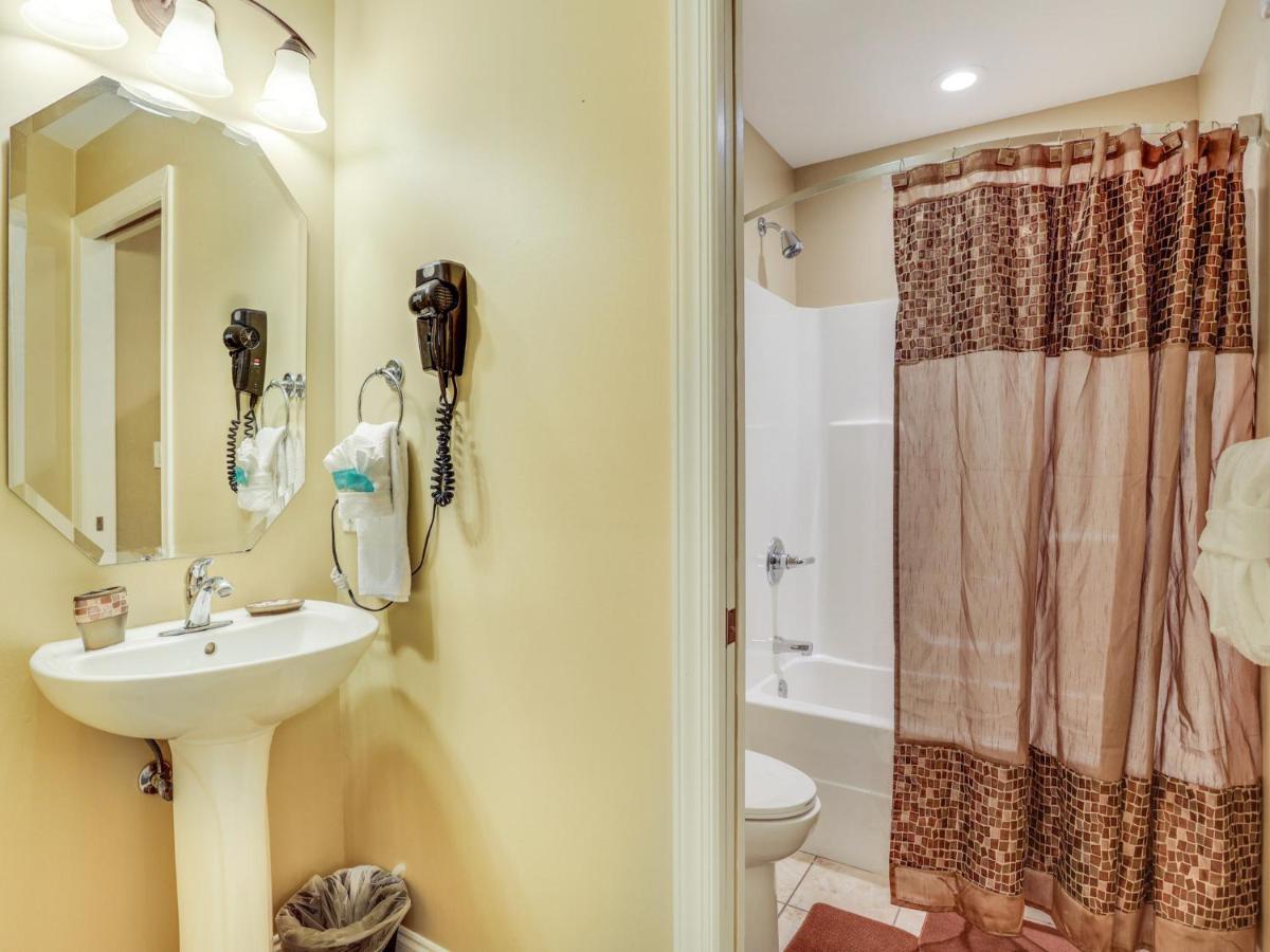 Downtown Delight, 2 Bedrooms, Pool, Hot Tub, Sleeps 6 แกตลิงเบิร์ก ภายนอก รูปภาพ